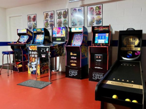 3 Bed Pool Home With Video Arcade Games home